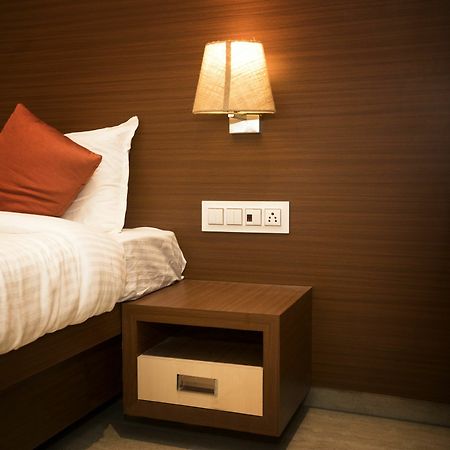 Hotel Spring Inn Мумбаи Экстерьер фото