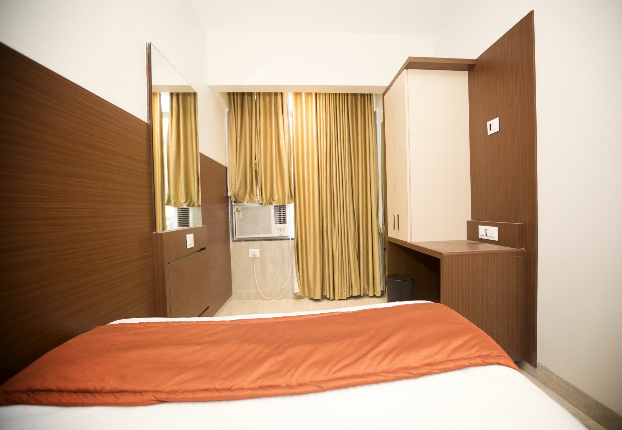 Hotel Spring Inn Мумбаи Экстерьер фото