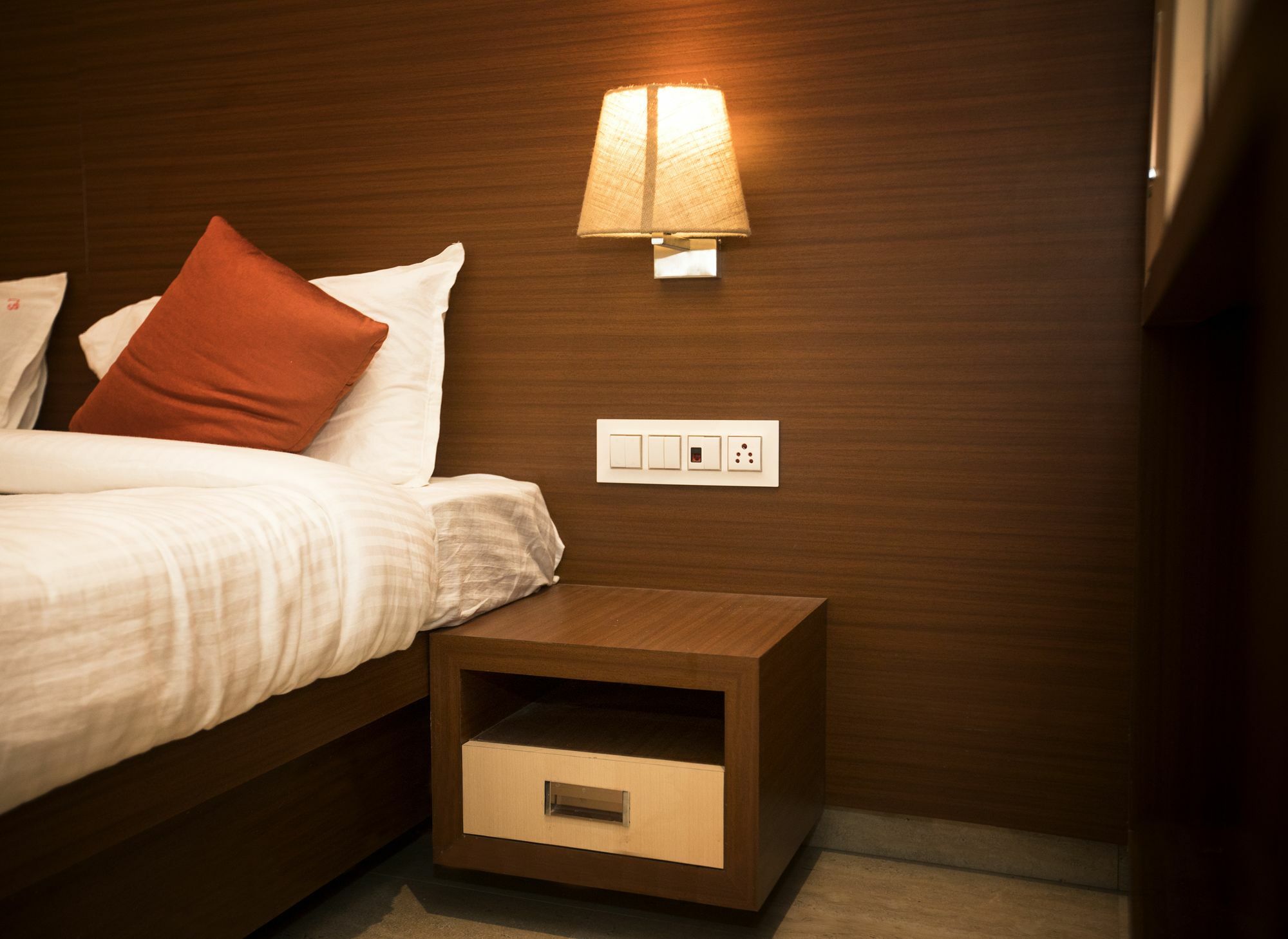 Hotel Spring Inn Мумбаи Экстерьер фото